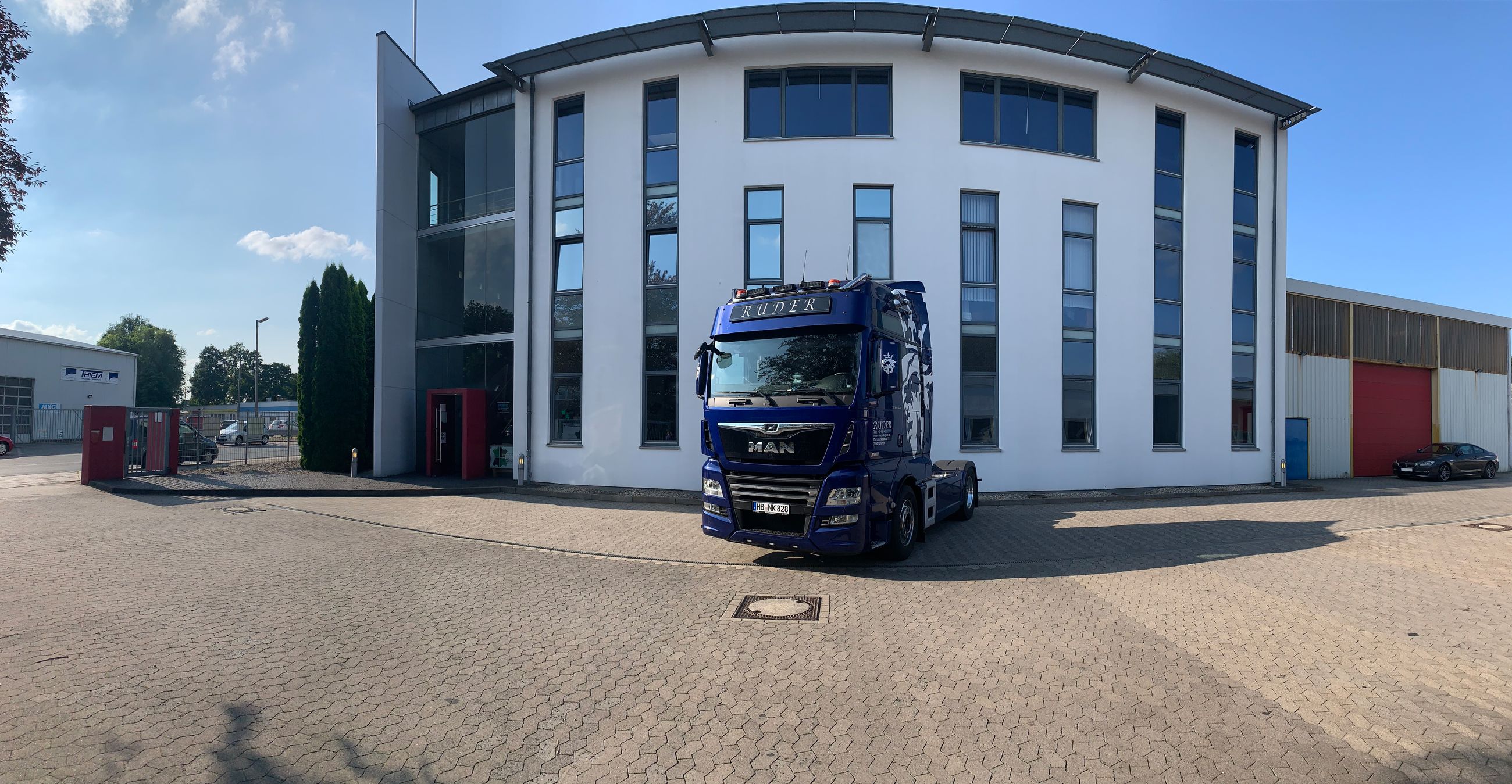 MAN TGX vor dem Firmengebäude in Bremen
