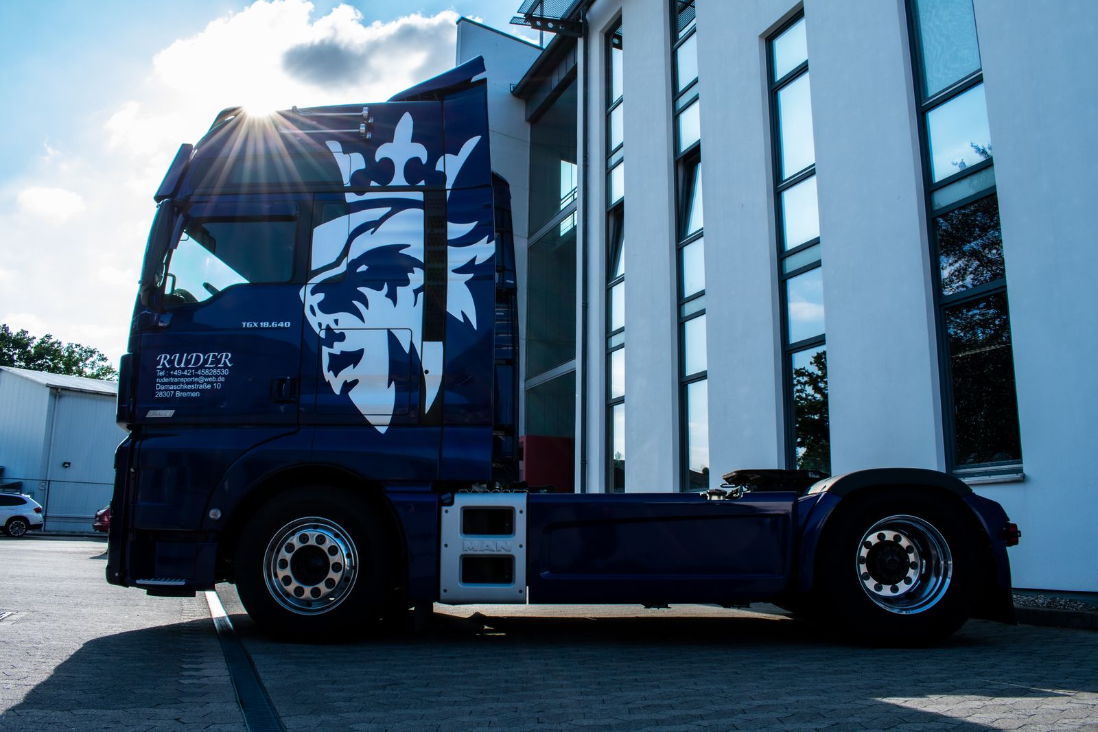 MAN TGX 18.640 im Sonnenlicht