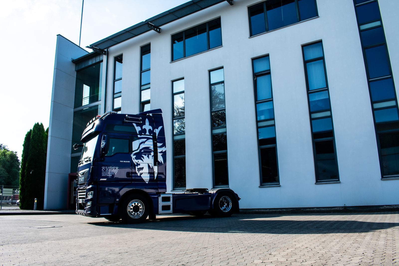 MAN TGX 18.640 vor dem Bürogebäude